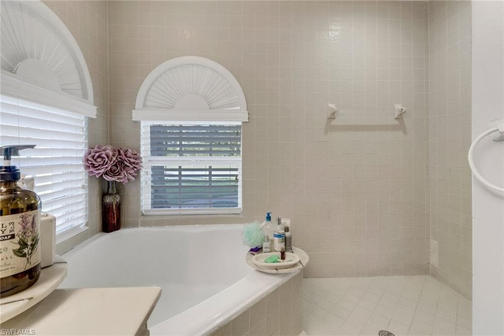 3579 Kent Dr, Naples, FL 34112-18
