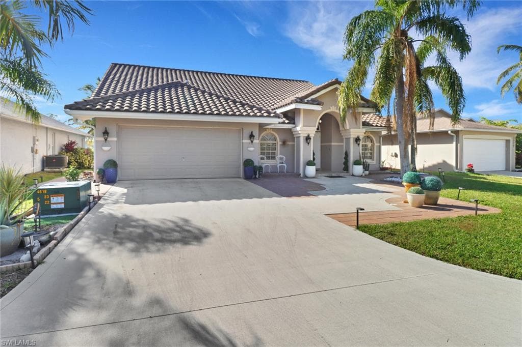 3579 Kent Dr, Naples, FL 34112-3