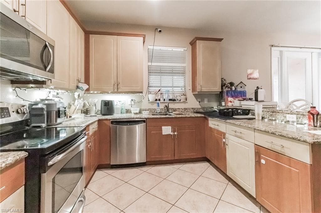 7666 Bristol Cir, Naples, FL 34120-15