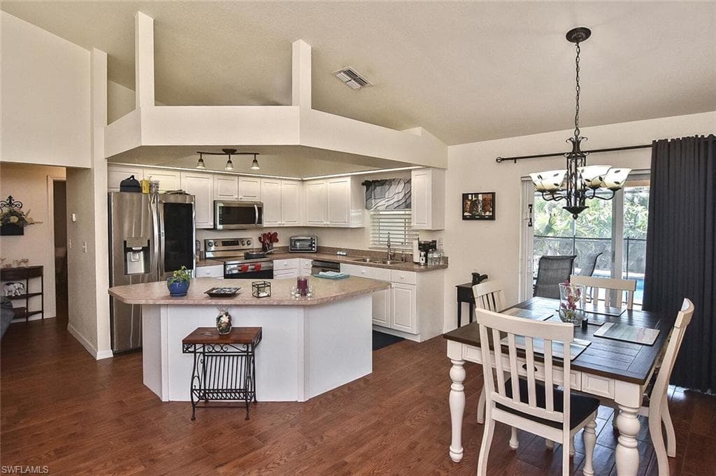 425 20th Pl, Cape Coral, FL 33993-9