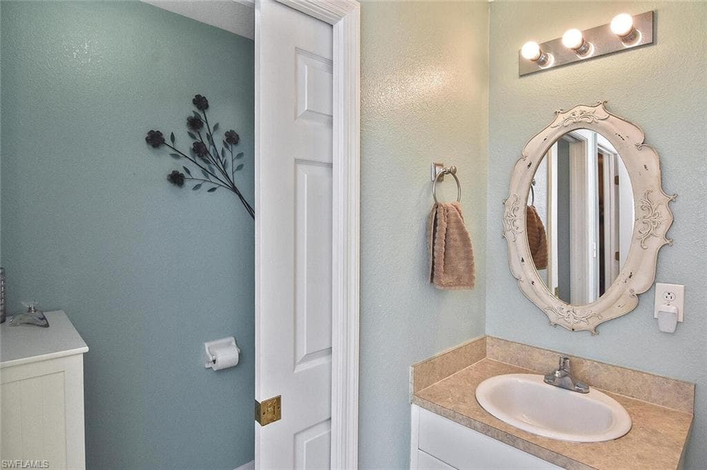 425 20th Pl, Cape Coral, FL 33993-33