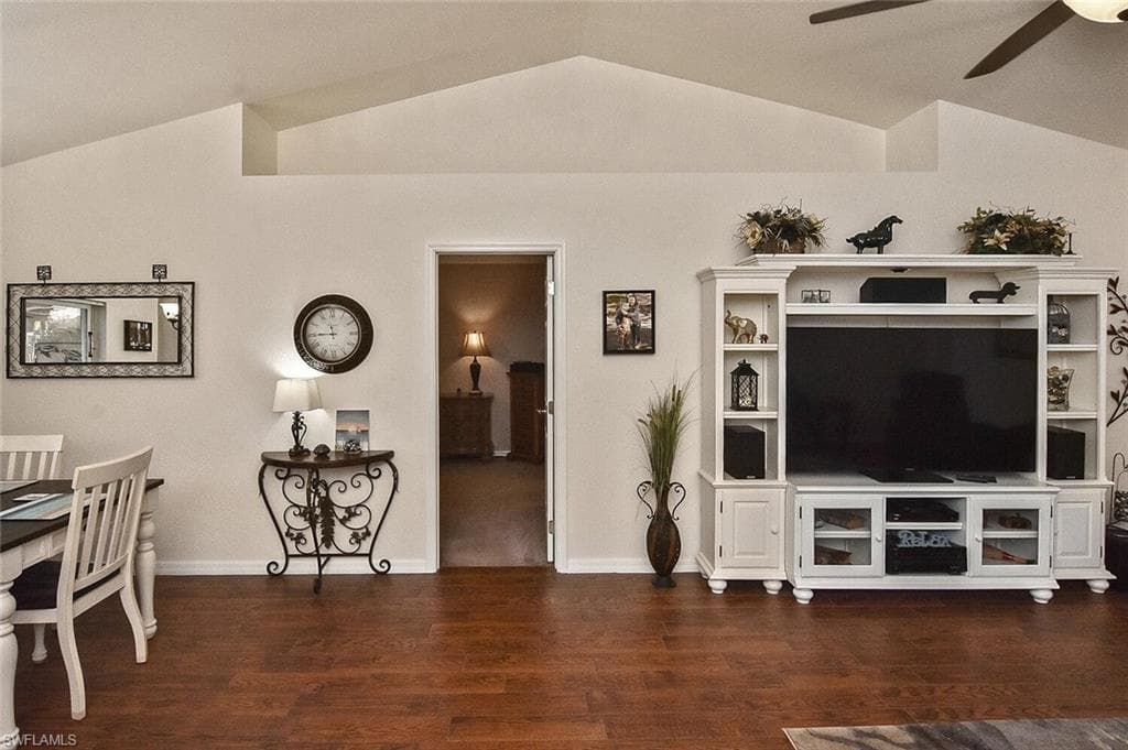 425 20th Pl, Cape Coral, FL 33993-8