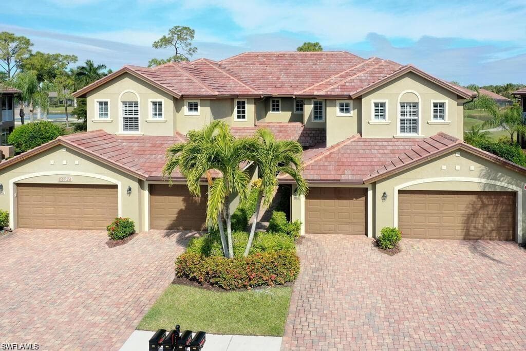 6689 Alden Woods Cir 202, Naples, FL 34113-1