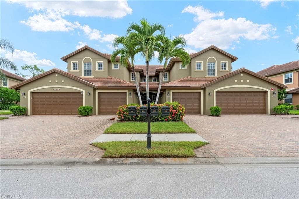 6689 Alden Woods Cir 202, Naples, FL 34113-3