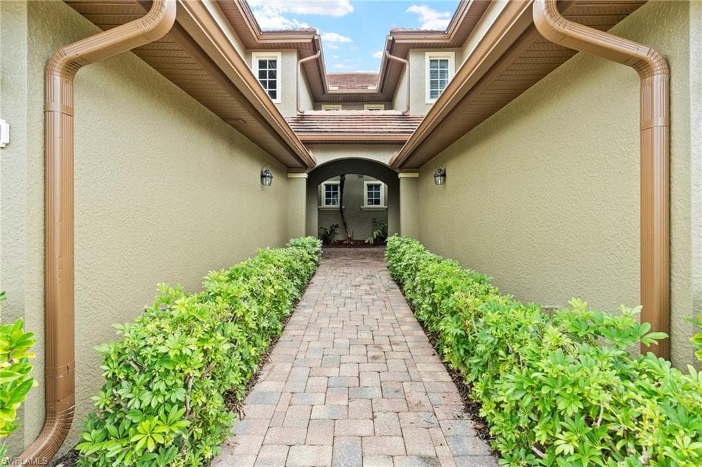 6689 Alden Woods Cir 202, Naples, FL 34113-5