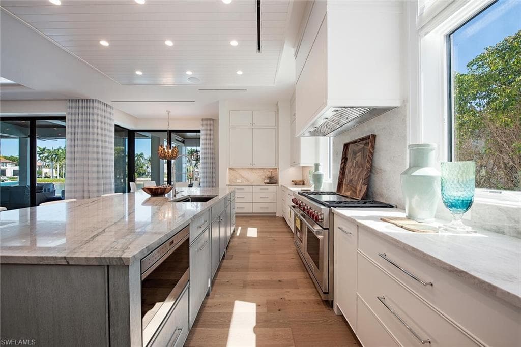 3163 Gin Ln, Naples, FL 34102-7