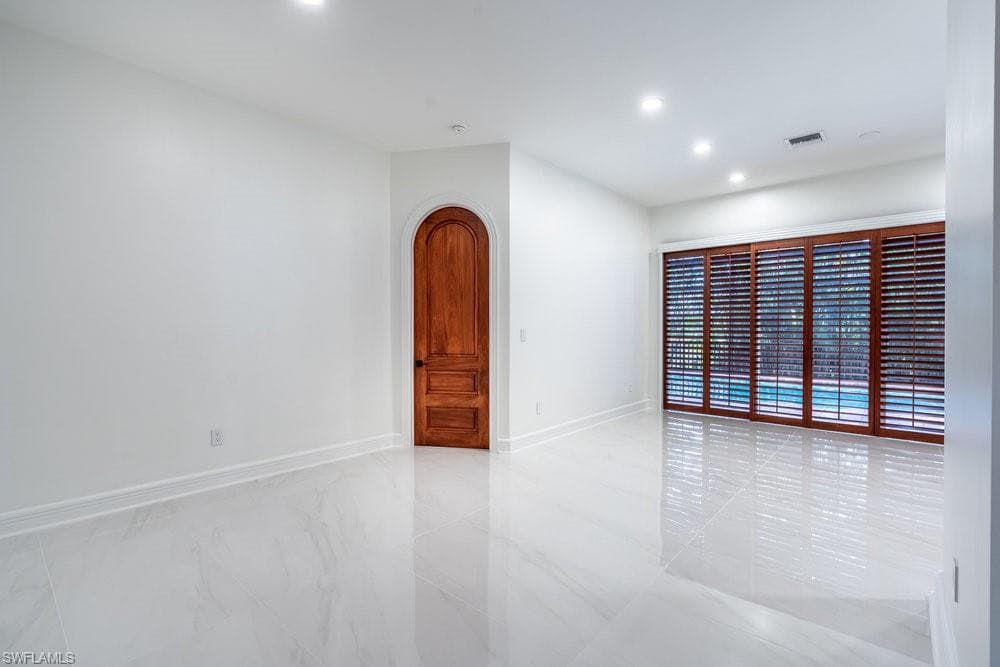 1160 8th St S, Naples, FL 34102-9