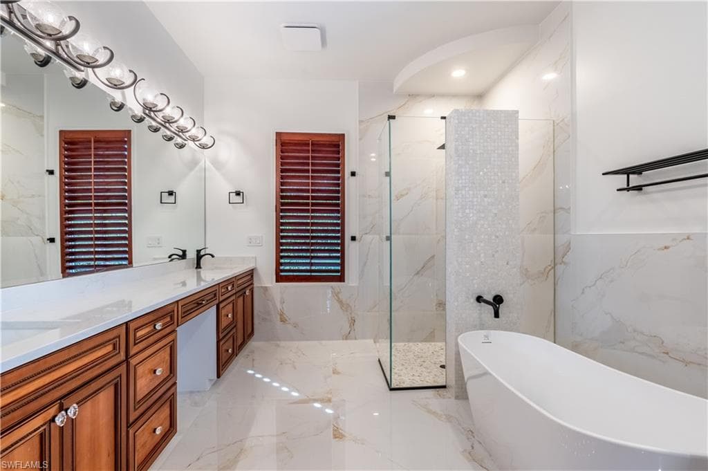 1160 8th St S, Naples, FL 34102-14
