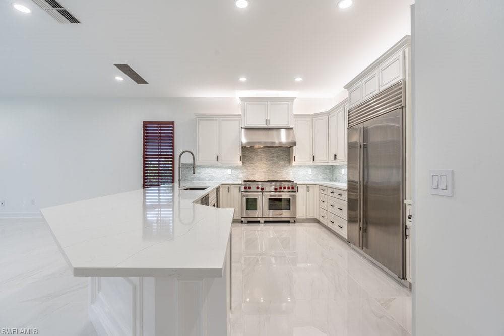 1160 8th St S, Naples, FL 34102-21