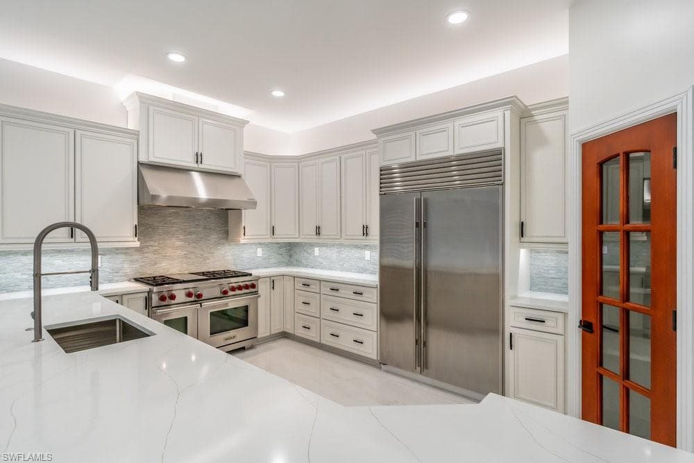 1160 8th St S, Naples, FL 34102-22