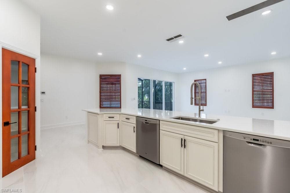 1160 8th St S, Naples, FL 34102-24