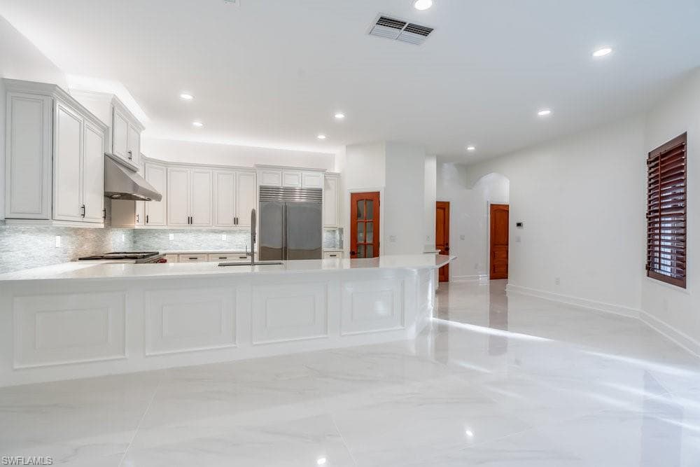 1160 8th St S, Naples, FL 34102-27