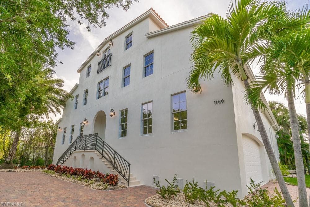 1160 8th St S, Naples, FL 34102-2