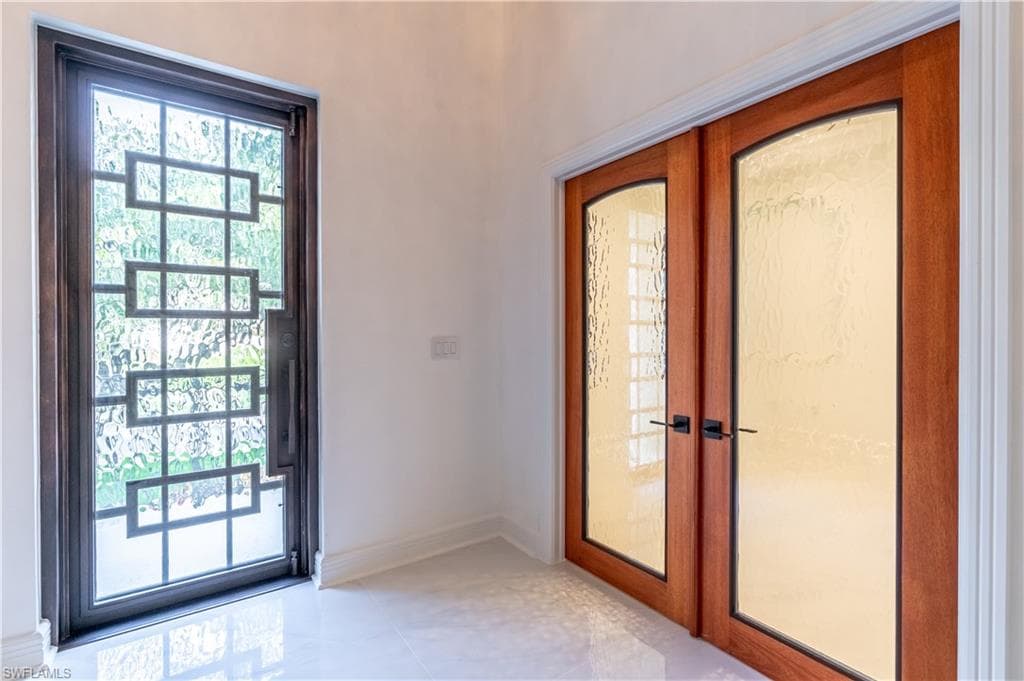 1160 8th St S, Naples, FL 34102-29