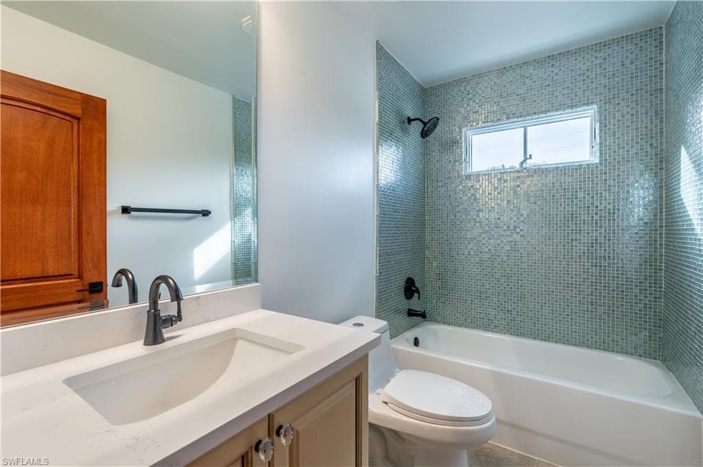 1160 8th St S, Naples, FL 34102-37