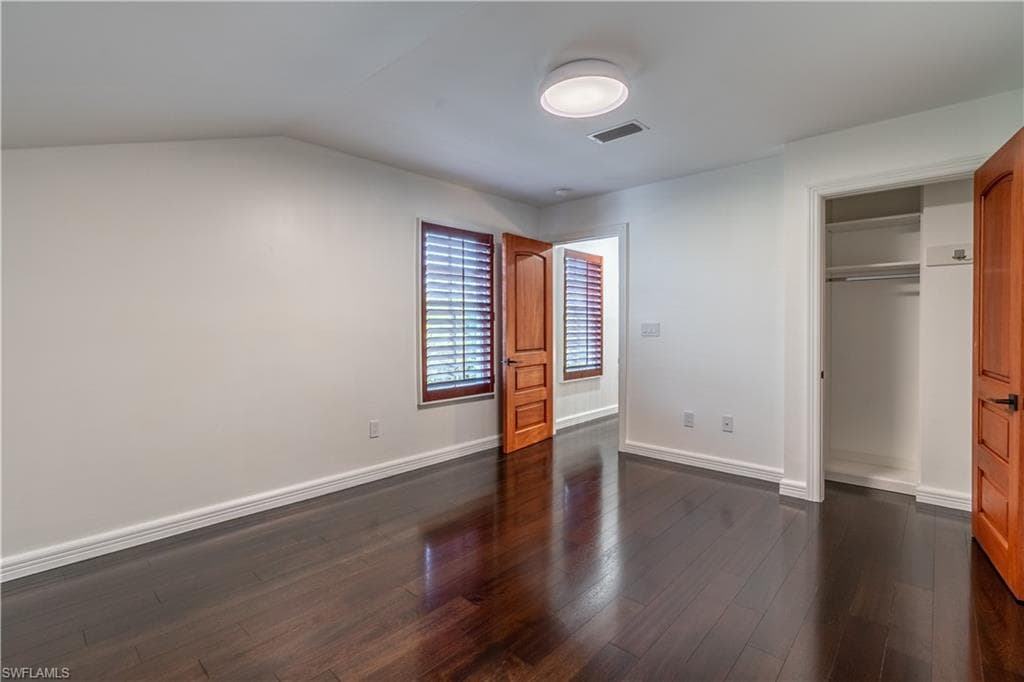 1160 8th St S, Naples, FL 34102-39