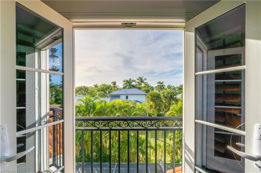 1160 8th St S, Naples, FL 34102-48