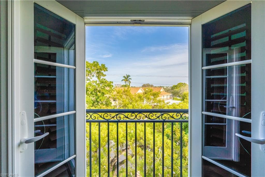 1160 8th St S, Naples, FL 34102-49