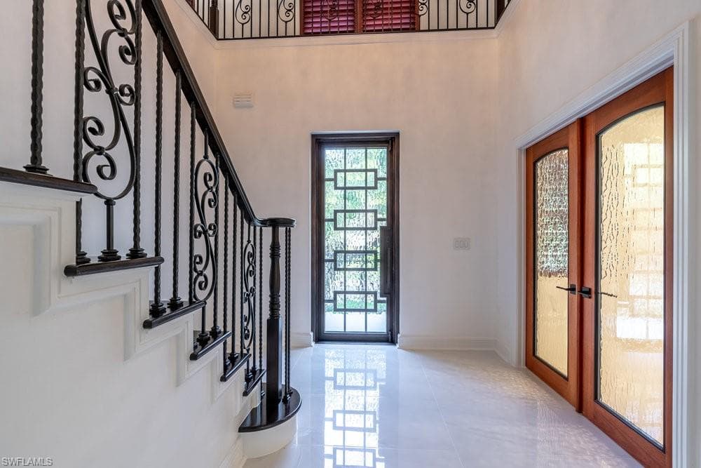 1160 8th St S, Naples, FL 34102-7