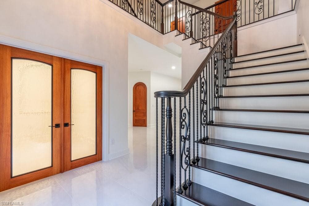 1160 8th St S, Naples, FL 34102-8