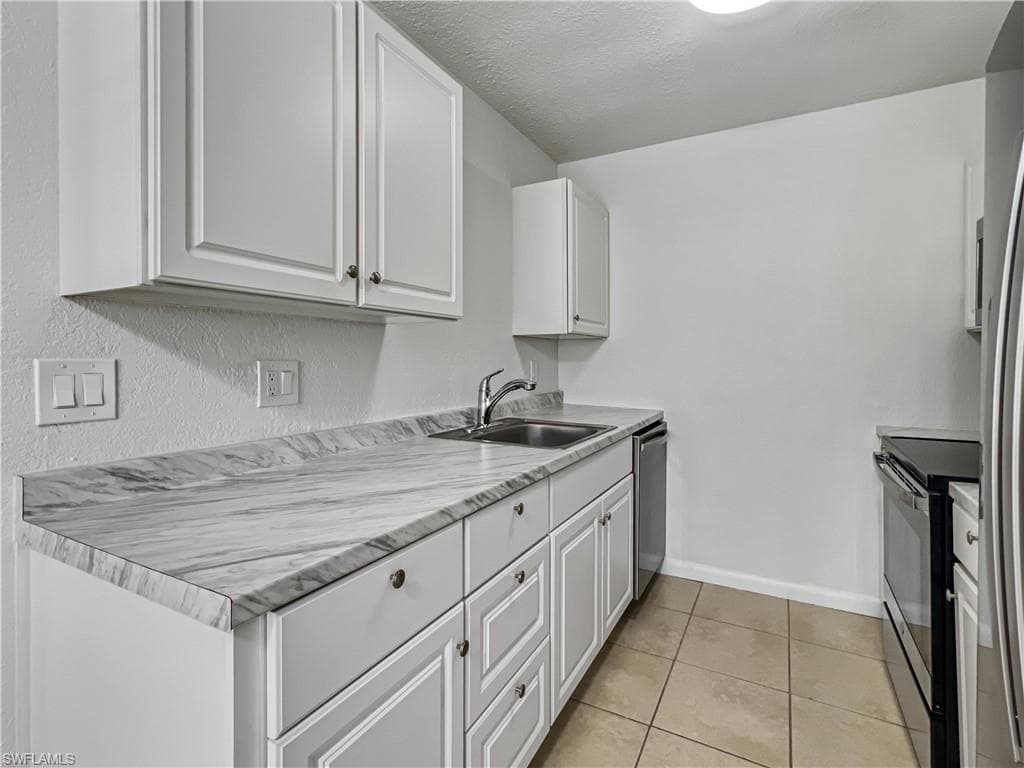 4613 Bayshore Dr B7, Naples, FL 34112-11