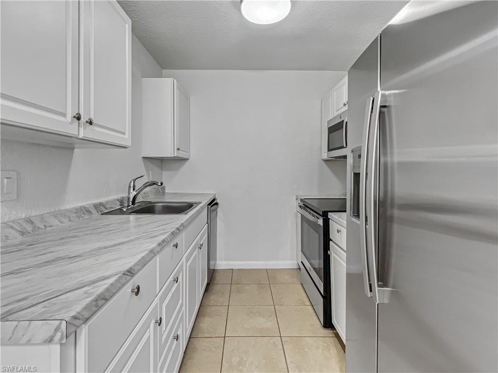 4613 Bayshore Dr B7, Naples, FL 34112-12