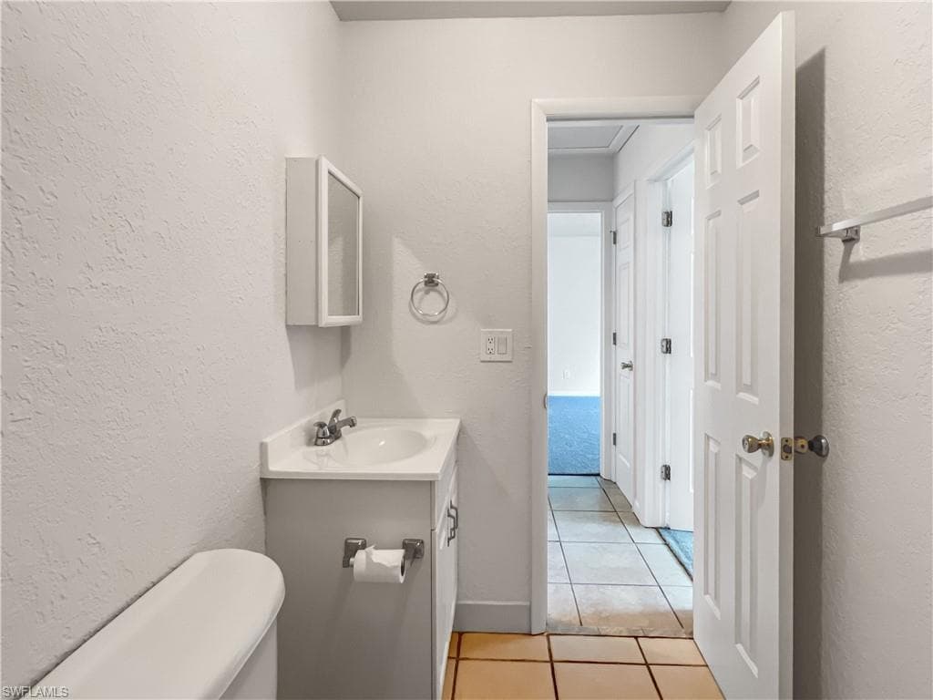4613 Bayshore Dr B7, Naples, FL 34112-21