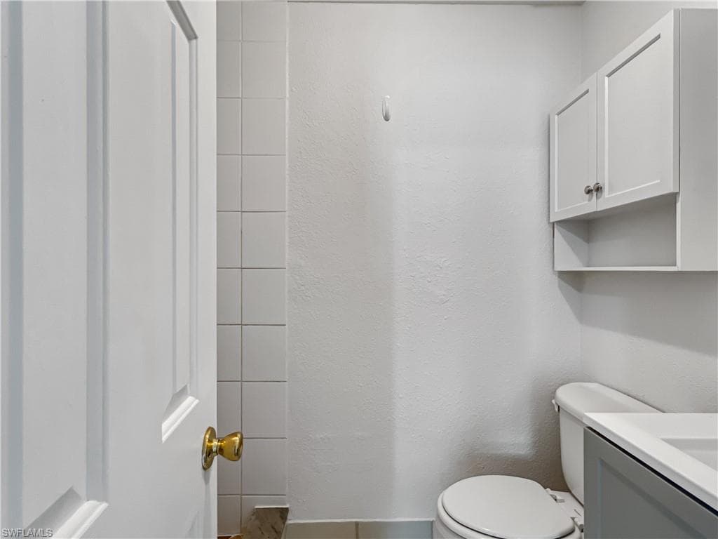 4613 Bayshore Dr B7, Naples, FL 34112-23