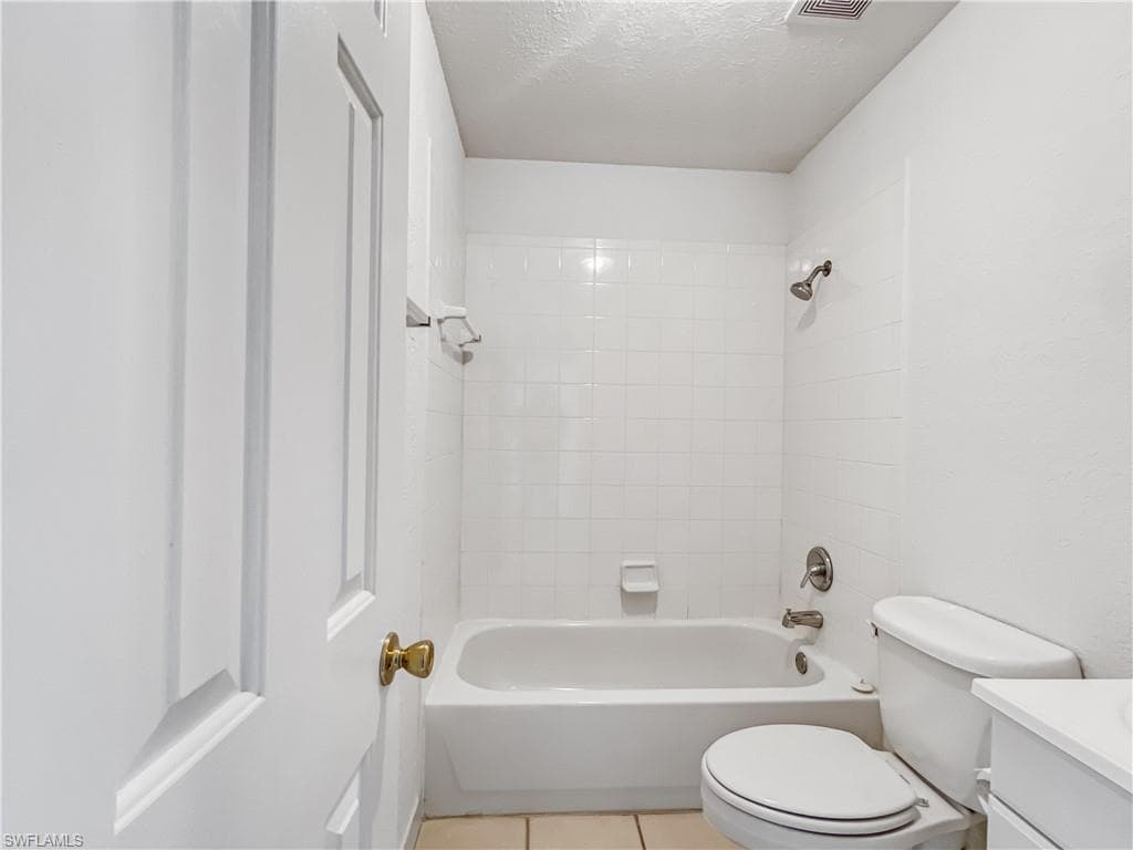 4613 Bayshore Dr B7, Naples, FL 34112-29