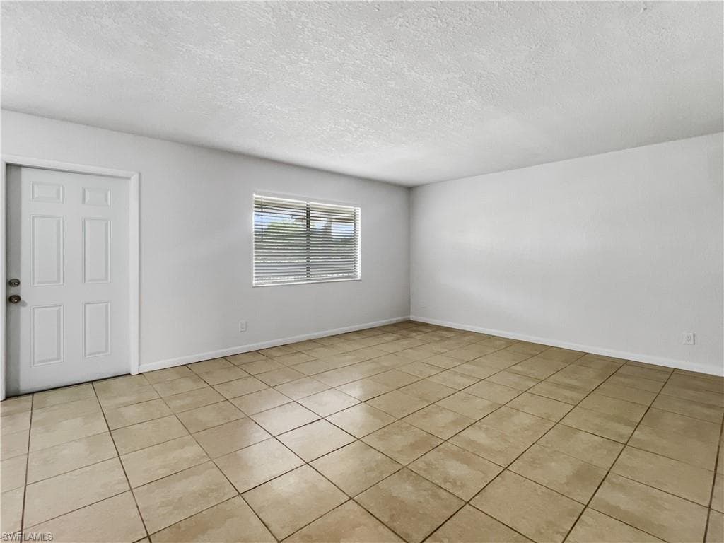 4613 Bayshore Dr B7, Naples, FL 34112-5