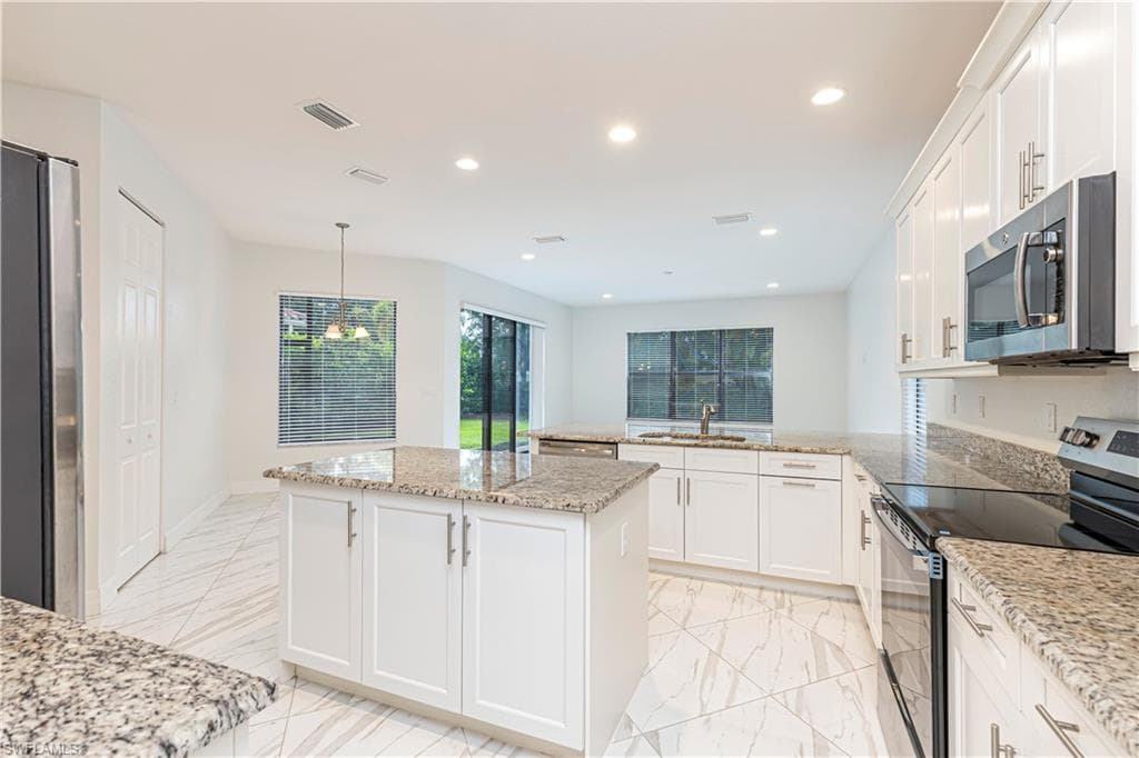 13852 Luna Dr, Naples, FL 34109-8