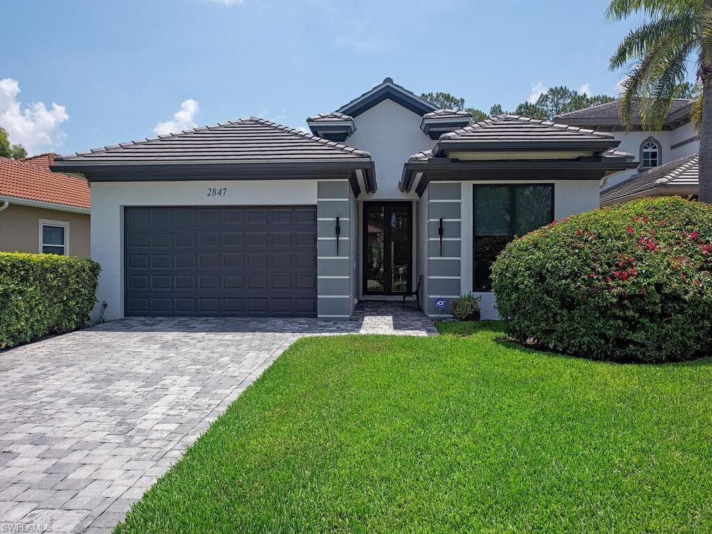 2847 Coco Lakes Dr, Naples, FL 34105-1