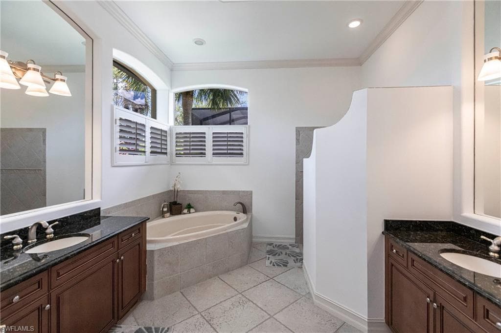 8886 Shenendoah Cir, Naples, FL 34113-15