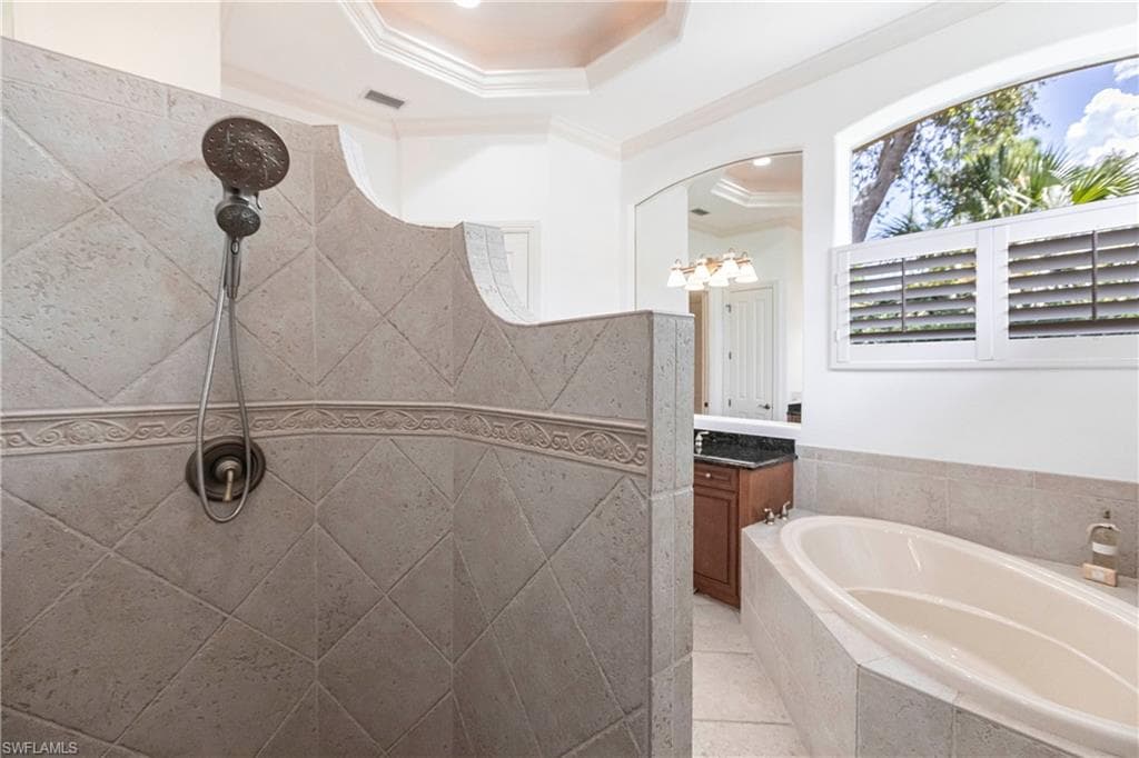 8886 Shenendoah Cir, Naples, FL 34113-16