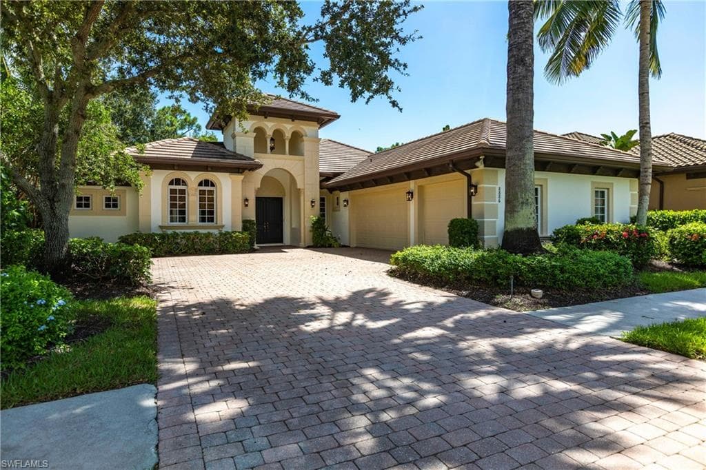 8886 Shenendoah Cir, Naples, FL 34113-1