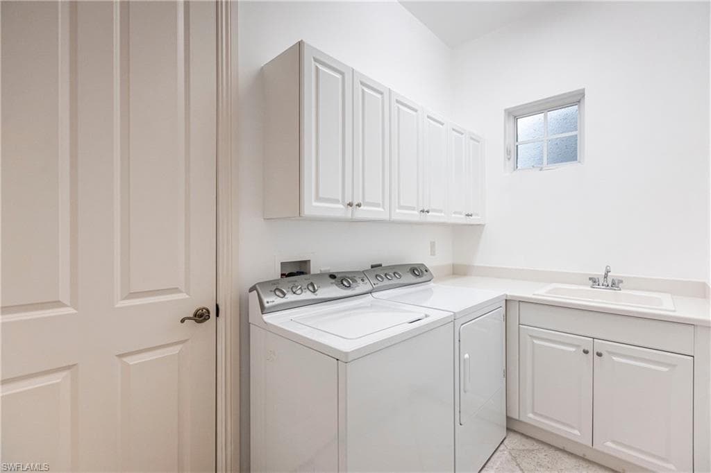 8886 Shenendoah Cir, Naples, FL 34113-25