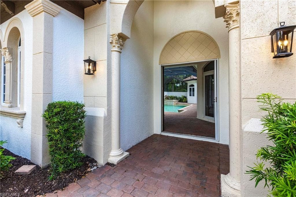 8886 Shenendoah Cir, Naples, FL 34113-4