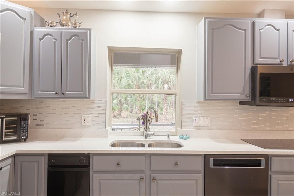 420 20th Ave NW, Naples, FL 34120-16