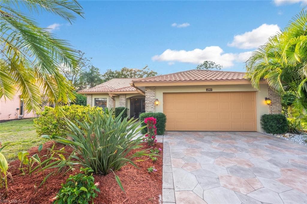 241 St James Way, Naples, FL 34104-1