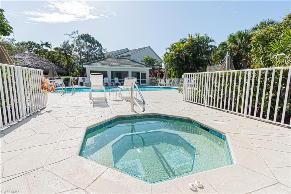 15435 Cedarwood Ln 5-304, Naples, FL 34110-33