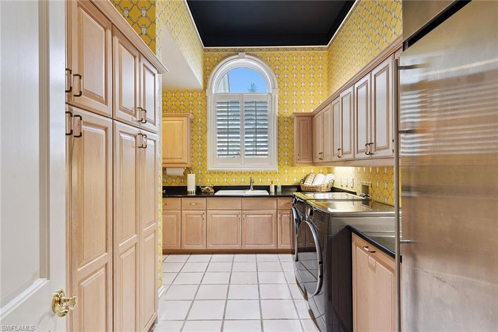 356 Colony Dr, Naples, FL 34108-37