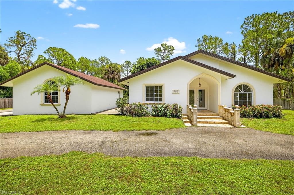 810 7th St SW, Naples, FL 34117-1