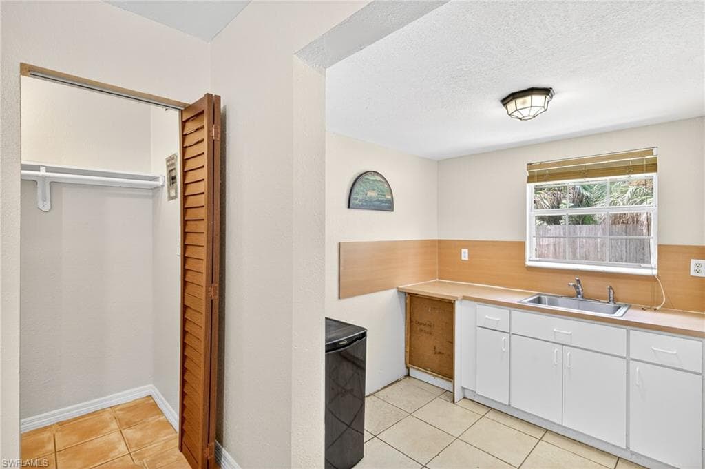 810 7th St SW, Naples, FL 34117-27
