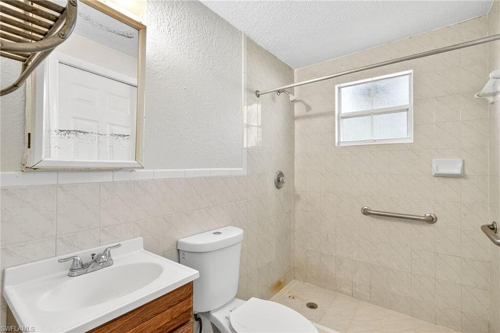810 7th St SW, Naples, FL 34117-28