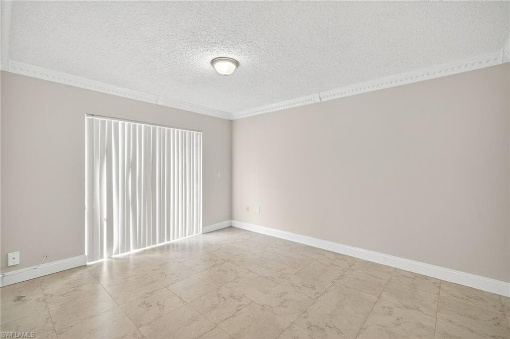 810 7th St SW, Naples, FL 34117-29