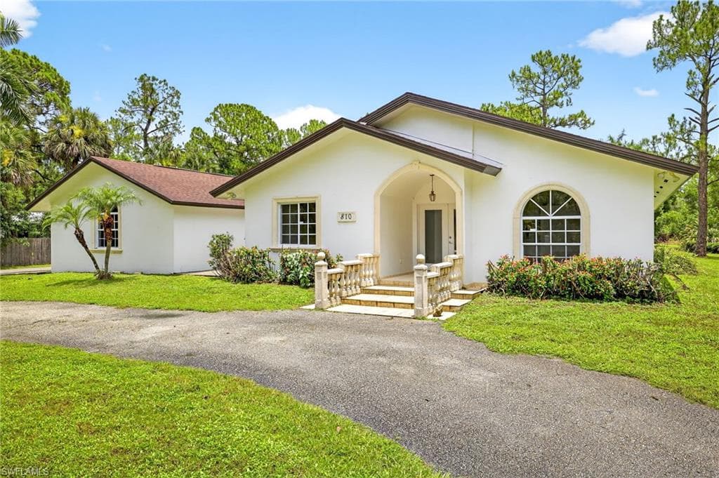 810 7th St SW, Naples, FL 34117-3