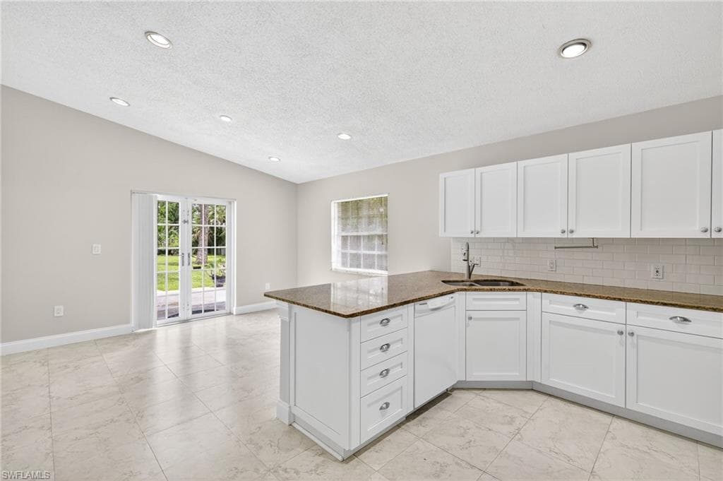 810 7th St SW, Naples, FL 34117-7