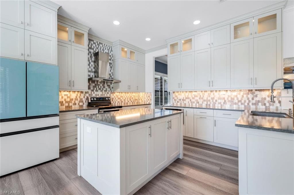 2704 Crystal Way, Naples, FL 34119-15