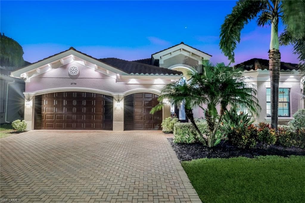 2704 Crystal Way, Naples, FL 34119-2