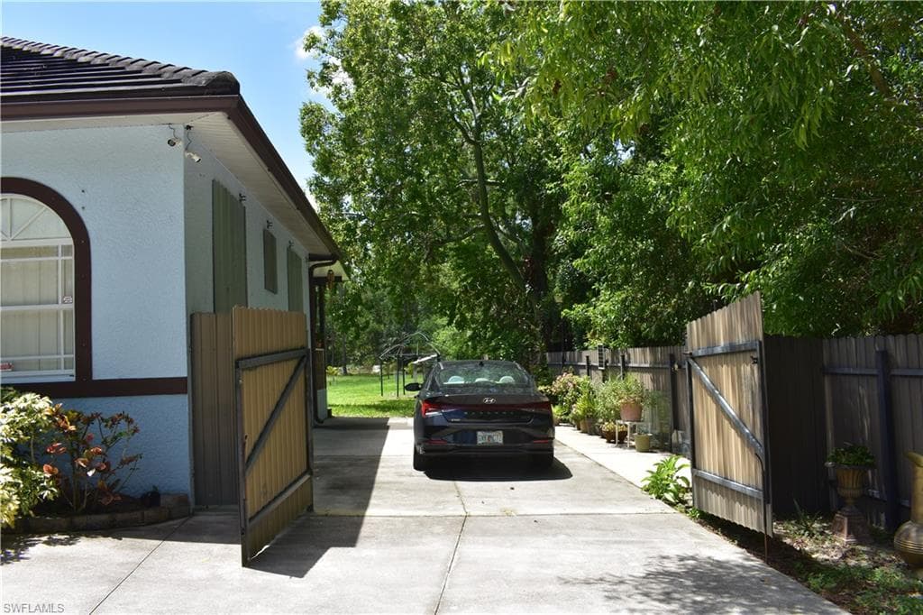 3670 8th Ave SE, Naples, FL 34117-4